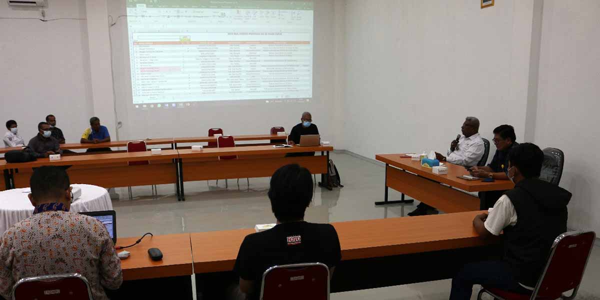 Ketua Panitia Pesparawi XIII, Johannes Rettob memimpin rapat sinkronisasi data peserta, Rabu(15/9/2021). Foto: Bidang Promosi Publikasi Dokumentasi Pesparawi XIII